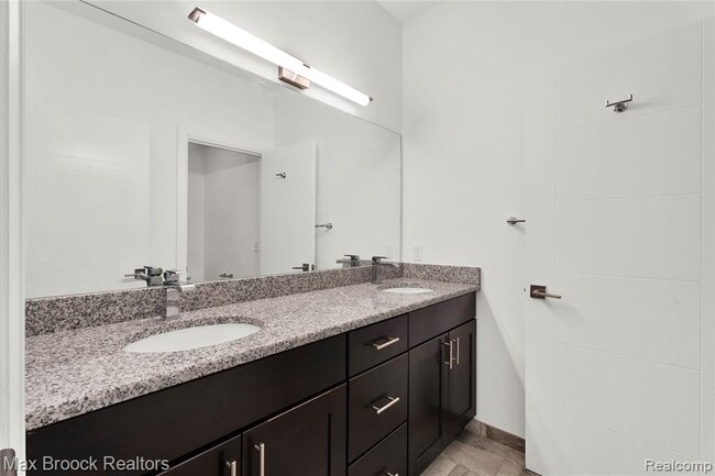 Building Photo - 431 S Eton St