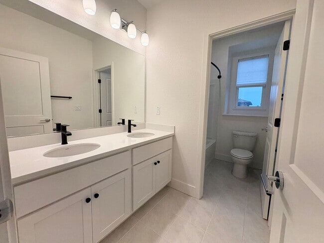 Building Photo - Beautiful 4 Bedroom 2.5 bath Home In Oakley with Solar