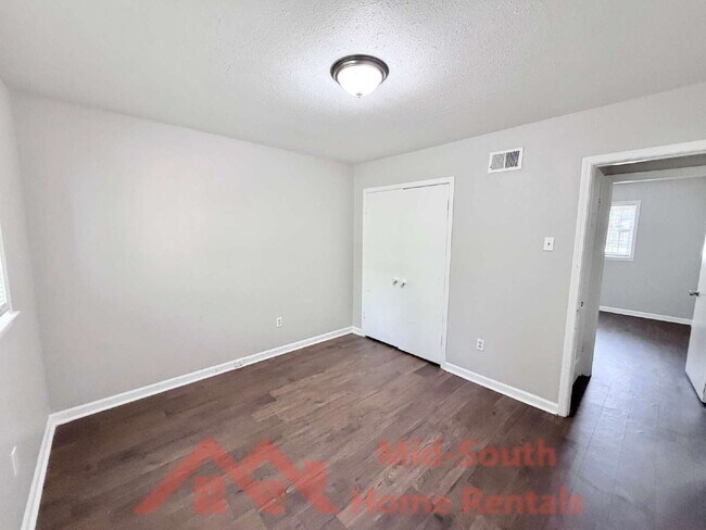 Building Photo - 452 Delta Rd