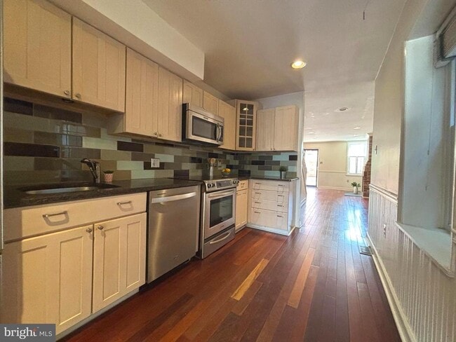 Building Photo - 1218 Riverside Ave