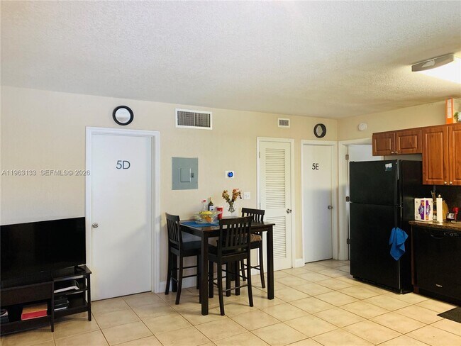 Building Photo - 715 NE 6th St