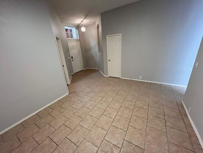 Building Photo - Bright & Inviting Home with Walk-In Closet...