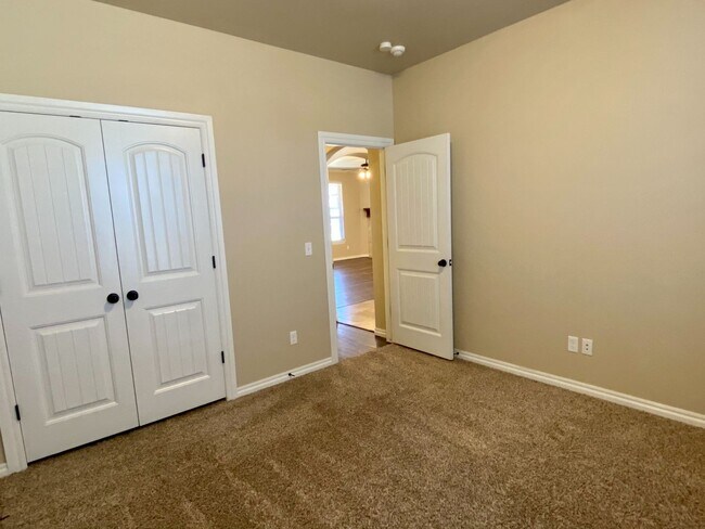 Building Photo - Beautiful 4 Bed, 2 Bath in Deer Creek Schools!