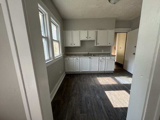Building Photo - 9013/15 Yale Avenue - 1