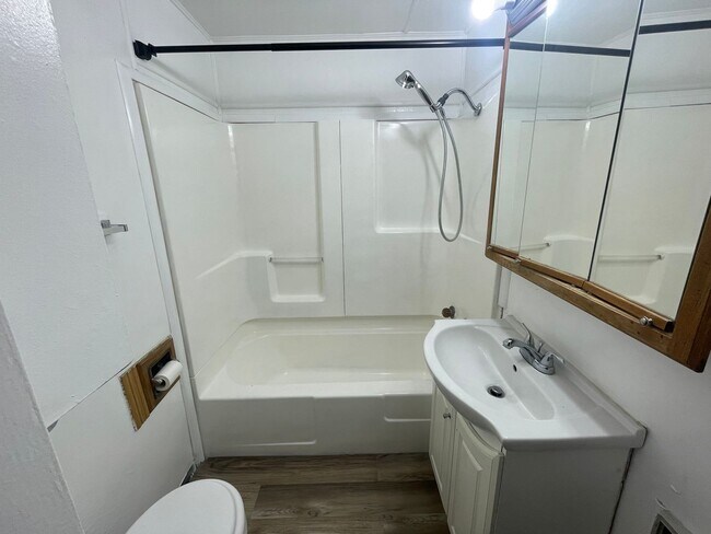 Building Photo - 3 Bedroom 1 Bathroom house Available Now!