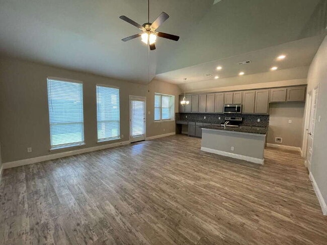 Building Photo - 281 Giddings Trl