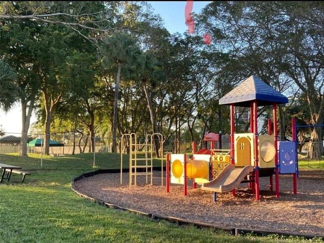 Building Photo - 2216 N Cypress Bend Dr