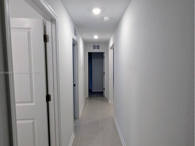 Building Photo - 2406 McKinley Dr