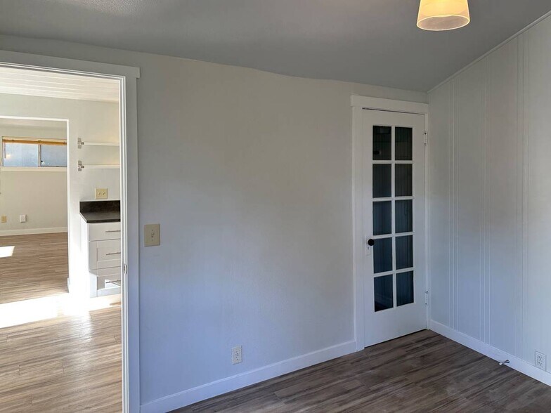 Building Photo - 848 3rd St