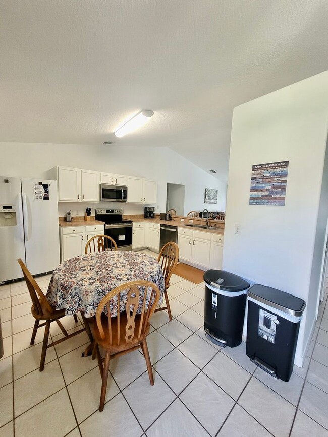 Building Photo - Fully furnished 3 bed 2 bath in beautiful Davenport