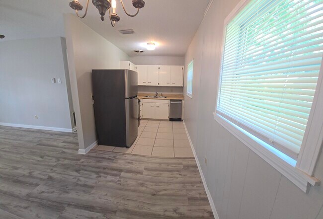 Building Photo - 712 Newport Dr