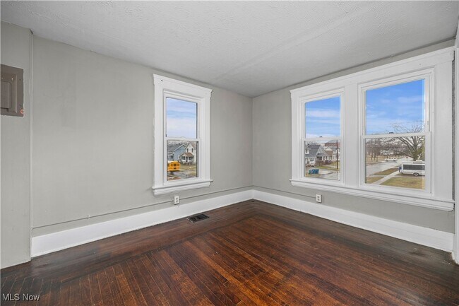 Building Photo - 1063 W 21st St