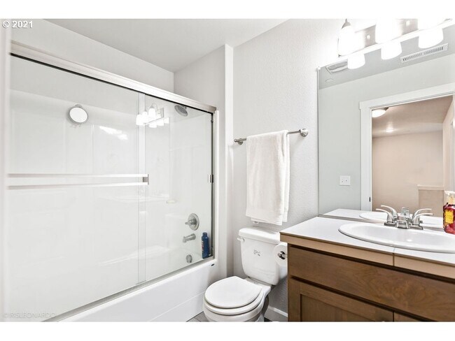 Building Photo - 123 Loganberry Ct