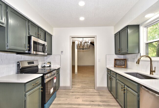 Building Photo - Updated 2 bed, 2 bath townhouse with 1,788...