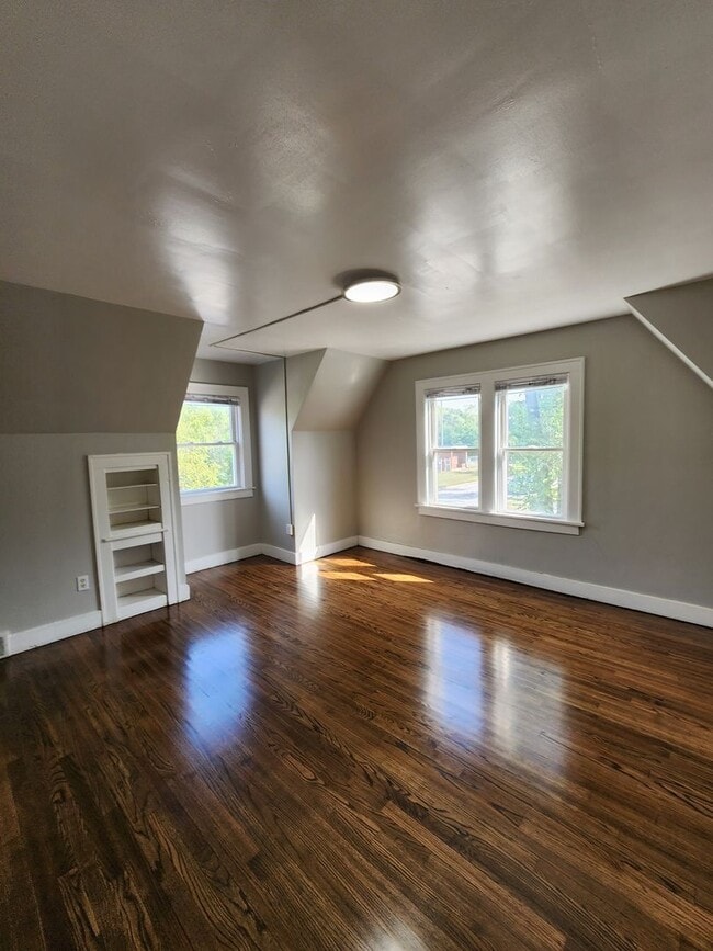 Building Photo - Large Glen Park Home