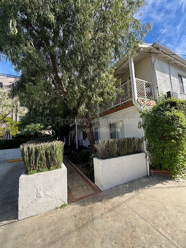 Building Photo - 10818 Blix St