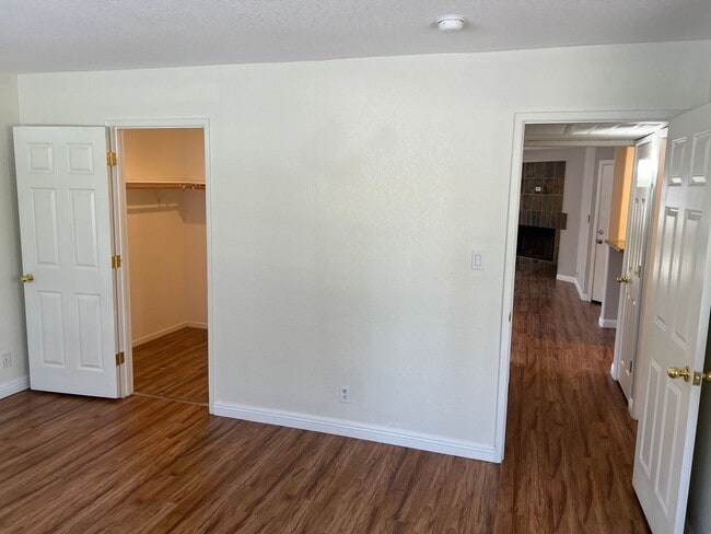 Building Photo - Ground Floor Condo. Granite Kitchen. Upgra...