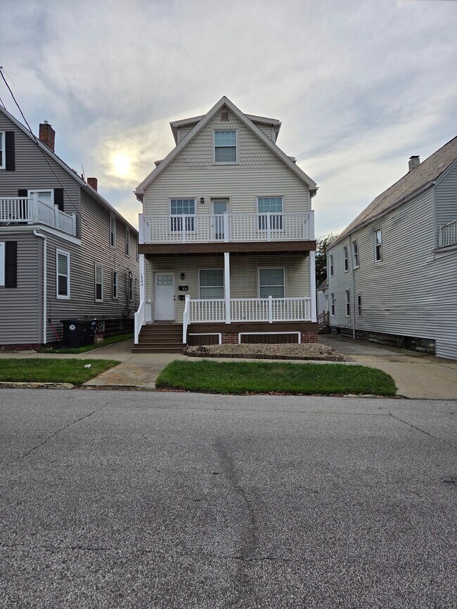 Building Photo - 1340 W 58th St