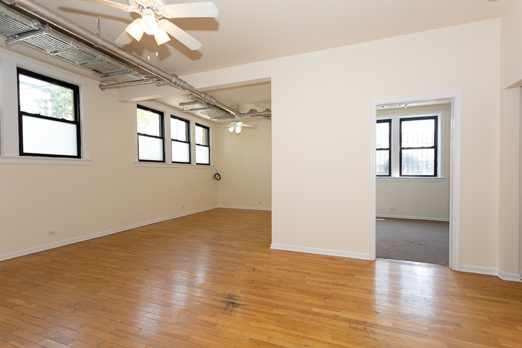 Building Photo - 2418 N Sawyer Ave