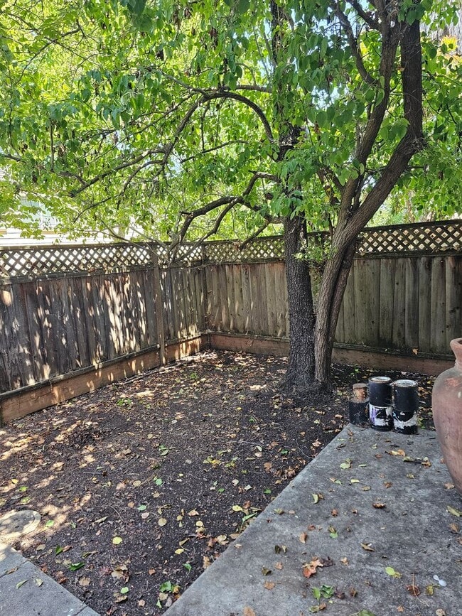 Building Photo - Split Level 4 Bedroom  2.5 Bath Town Home
