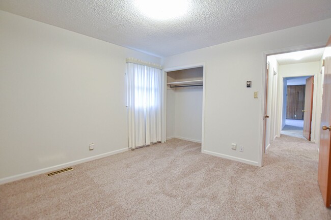 Building Photo - Pet Friendly Three Bedroom!