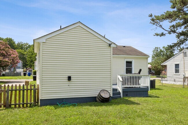 Building Photo - Updated ranch in Portsmouth!