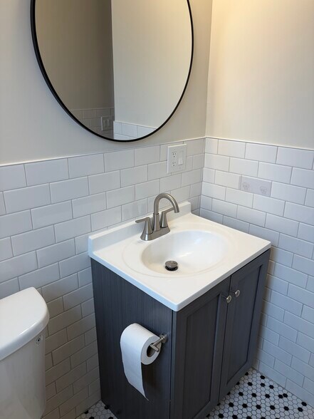Front Full Bath - 116 Keeney St