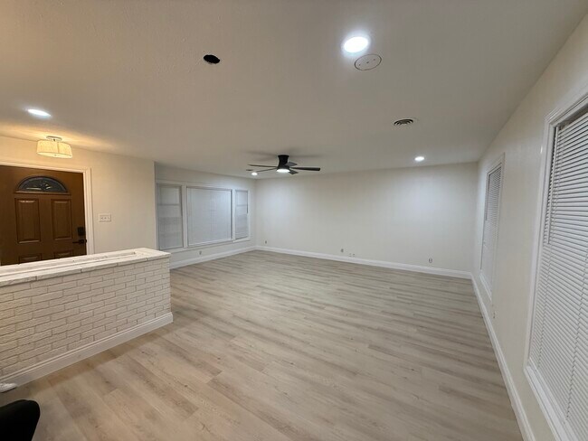 Building Photo - 305 Waller St