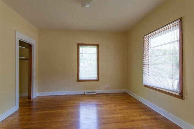 Building Photo - 3 bedroom, 1 bath Home: Available August 2026!