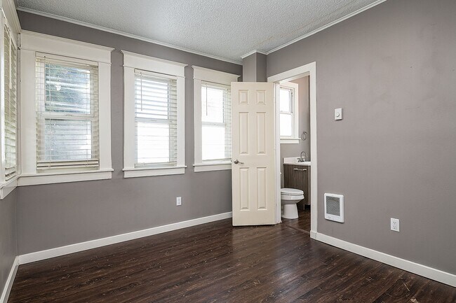 Building Photo - Beautiful 2nd floor corner unit!