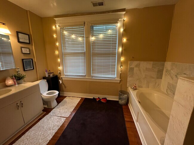 Building Photo - Private room in 6 bedroom Washington Apart...