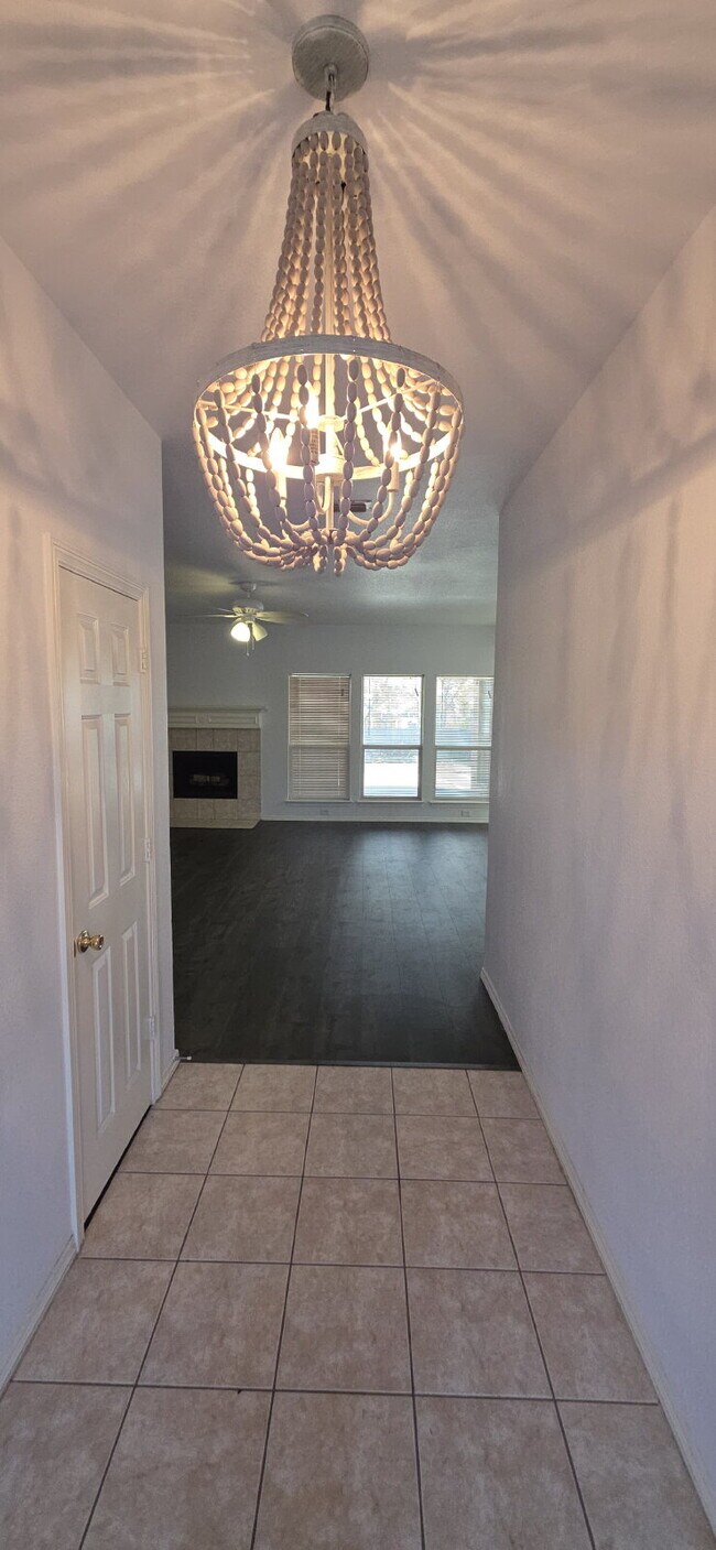 Building Photo - Large 4 Bedroom in Kennedale ISD