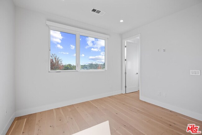 Building Photo - 3232 S Barrington Ave