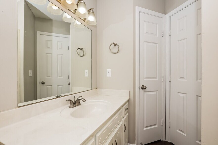 Building Photo - 610 E Lake Cove