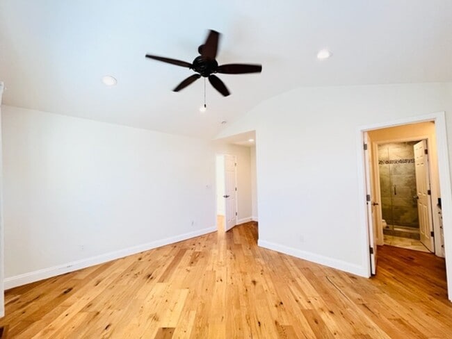 Building Photo - Charming and Move-in Ready 3BD/2BA, Single...