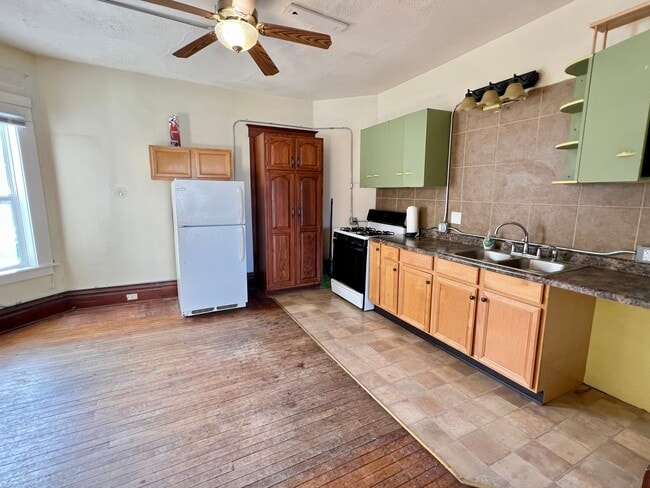 Building Photo - 216 E South St