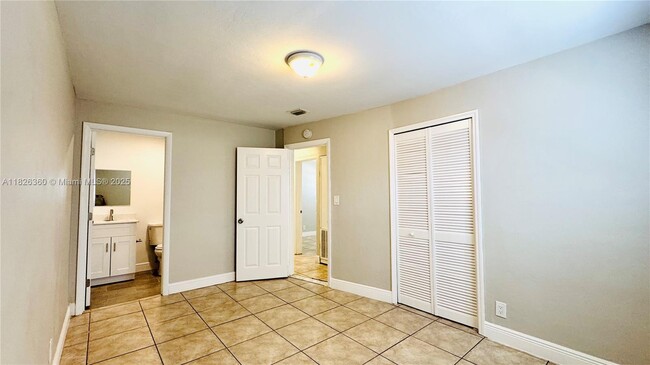 Building Photo - 531 SW 38th Terrace