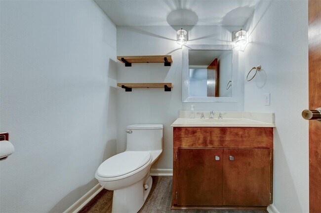 Building Photo - 2452 Country Club Dr