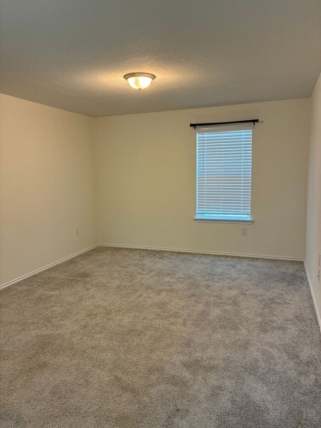 Building Photo - -=Get your second month’s rent FREE when y...