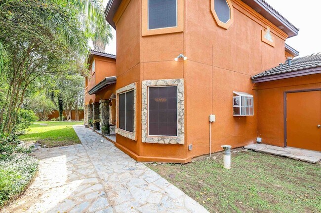 Building Photo - 503 W Avon Ct