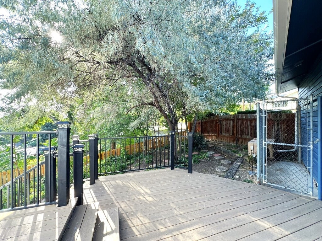 Building Photo - 2909 N Hillway Dr
