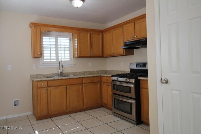 Building Photo - 9145 Begonia Pl