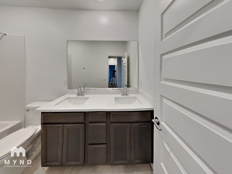 Building Photo - 1688 Bullock Dr