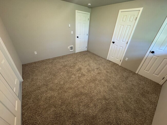 Building Photo - (248) 2 Bdrm / 1 Bath Town Home - Newly Remodeled