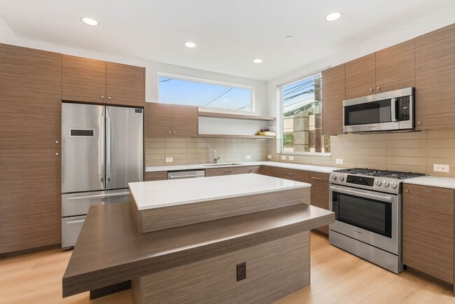 Building Photo - 113 17th Ave E