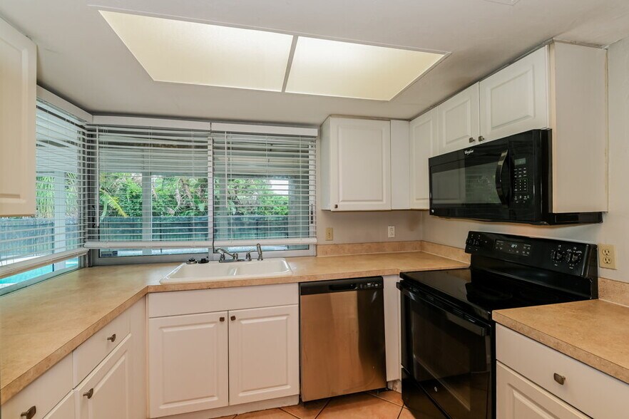 Building Photo - 349 Bay Meadows Dr