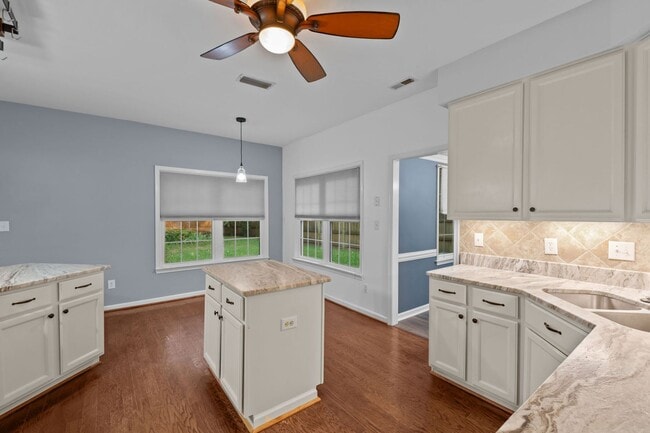 Building Photo - Your Dream Home Awaits!