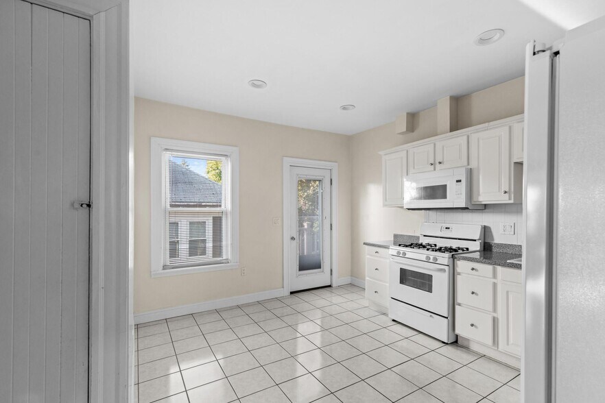 Building Photo - 56 Hobson St