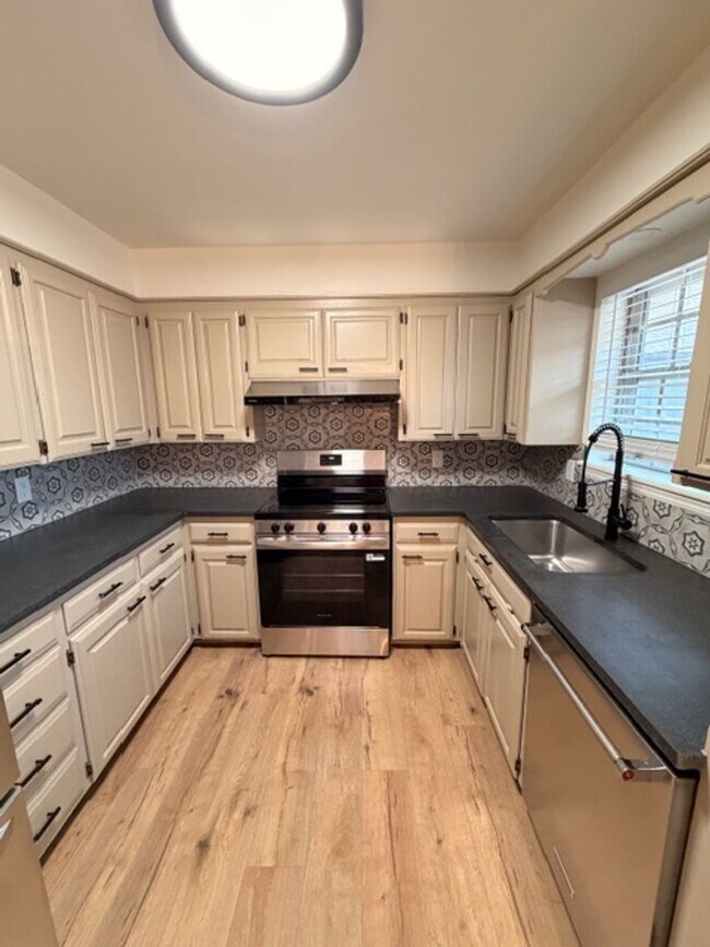 Building Photo - Rollingwood Neighborhood