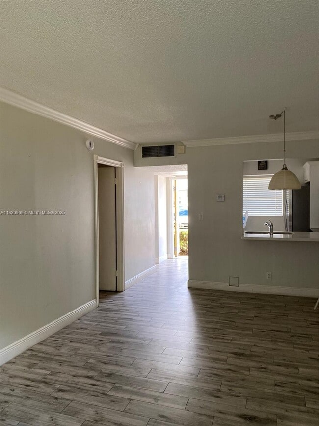 Building Photo - 5181 W Oakland Park Blvd